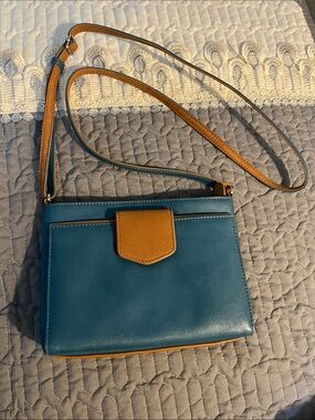Ili New York pointed tab crossbody organizer purse